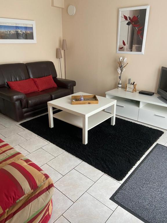 un salon avec un canapé et une table basse dans l'établissement Paisible, à Bassens