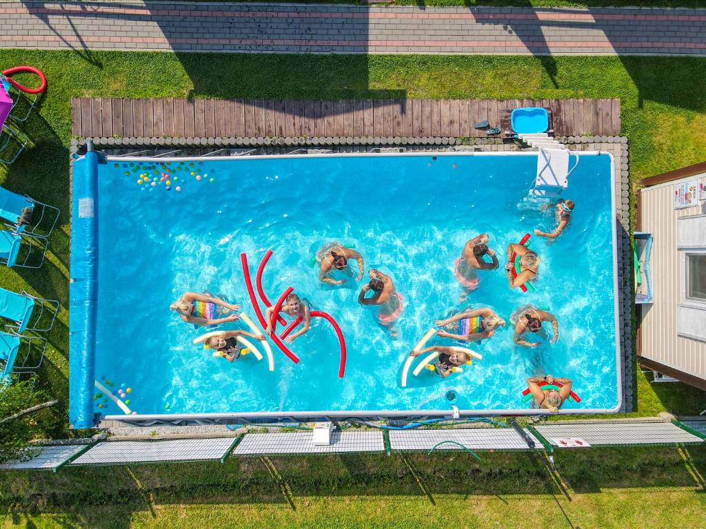 Bazén v ubytování Holiday Park Zator Resort & Spa nebo v jeho okolí