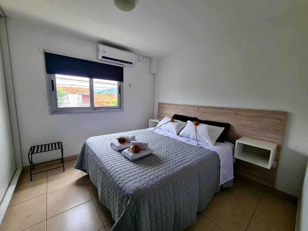 Un dormitorio con una cama con dos ositos de peluche. en Departamentos Belgica en Salta