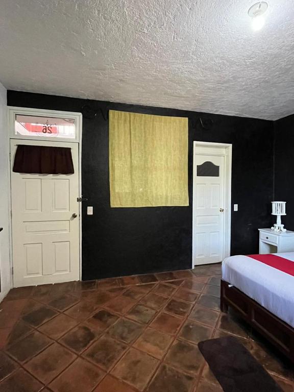 ein Schlafzimmer mit zwei weißen Türen und einem Bett in der Unterkunft GRUPO MARMIL 