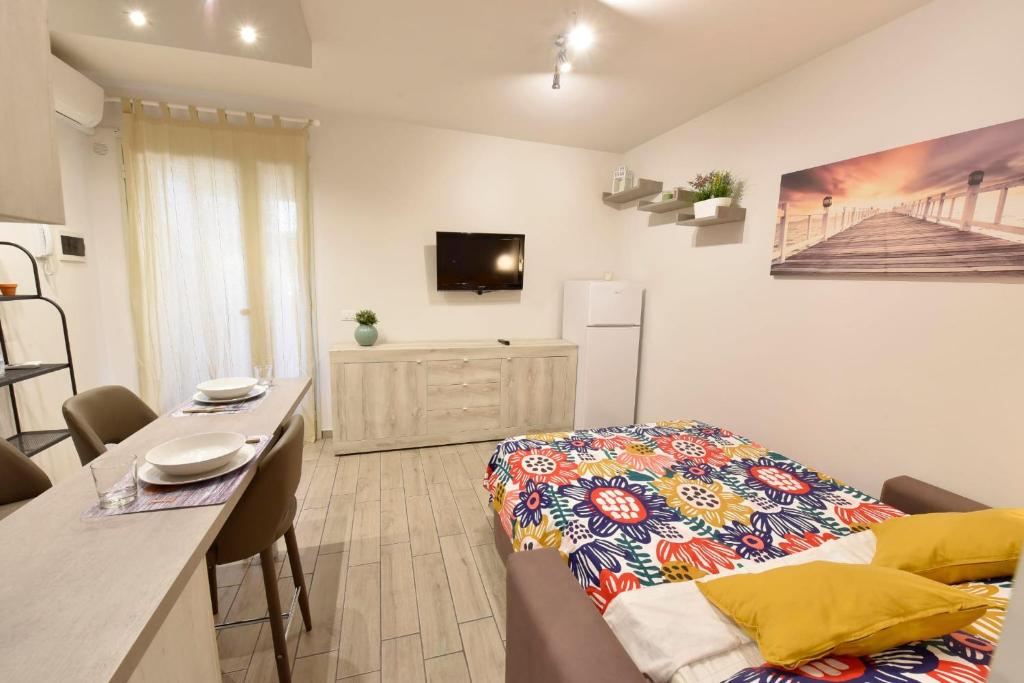 Zimmer mit einem Bett und einer Küche mit einem Tisch in der Unterkunft Casa vacanza "Glicine" Taormina-Trappitello in Trappitello
