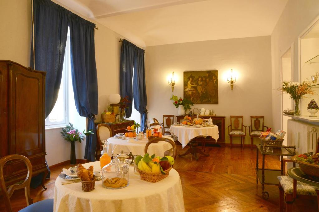 uma sala de estar com duas mesas com fruta em La Luna e i Faló em Turim