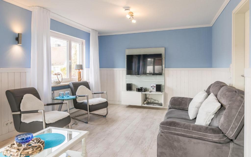 a living room with a couch and a table at "Anne-Ruth" Anne-Ruth in Büsum