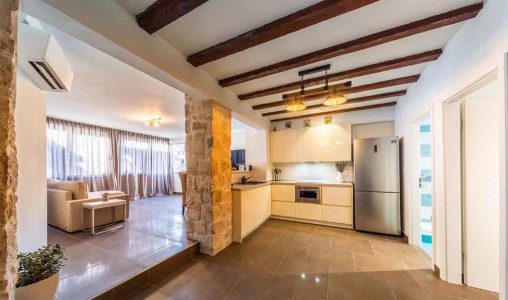an open kitchen and living room in a villa at Apartman Škor in Komiža