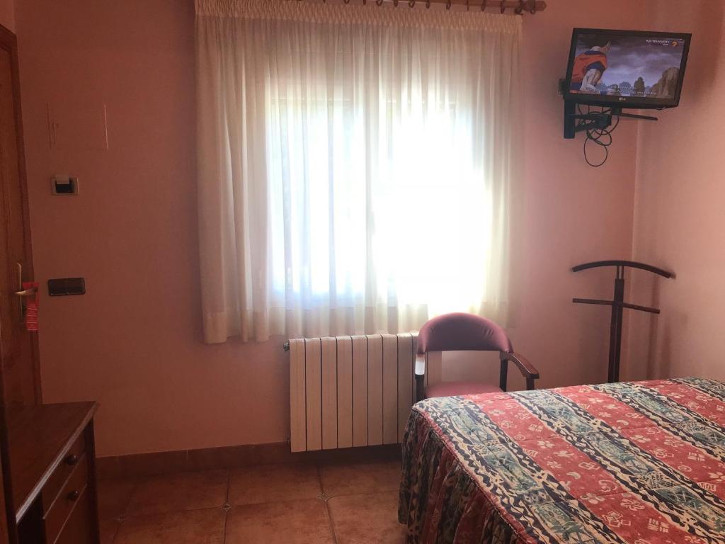 TV a/nebo společenská místnost v ubytování Hostal Les Fonts