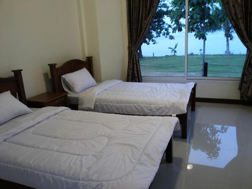 Postel nebo postele na pokoji v ubytování Lomtalay Resort Trat
