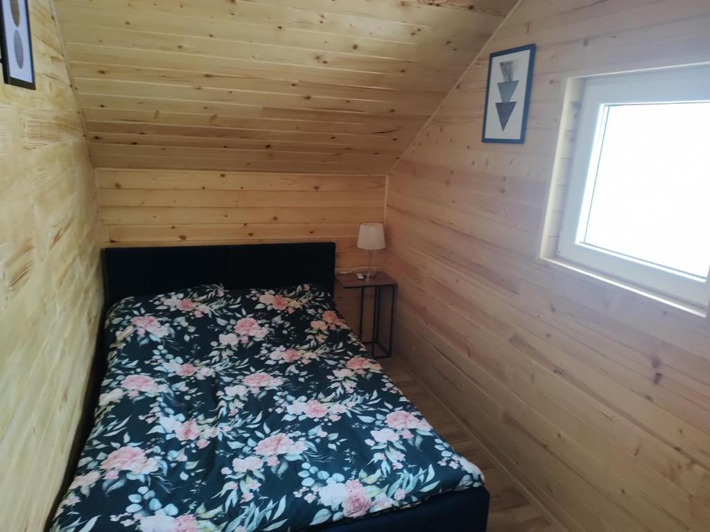 Fotografia z galérie ubytovania Domek całoroczny pod sosenką v destinácii Łapanów