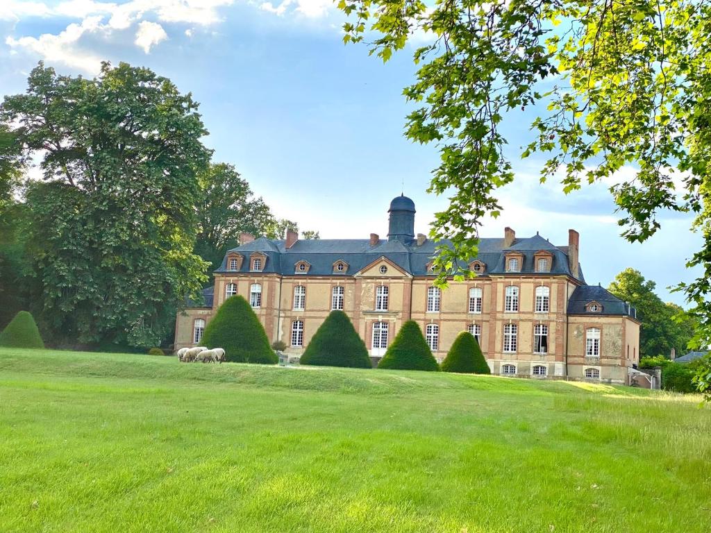 勒芒的住宿－24H LE MANS Château de Lauresse chambres d'hôtes Luxe，草地上养着绵羊的古老豪宅