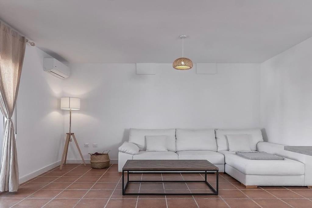 - un salon avec un canapé blanc et une table dans l'établissement Casa La Granatilla, San José, à San José