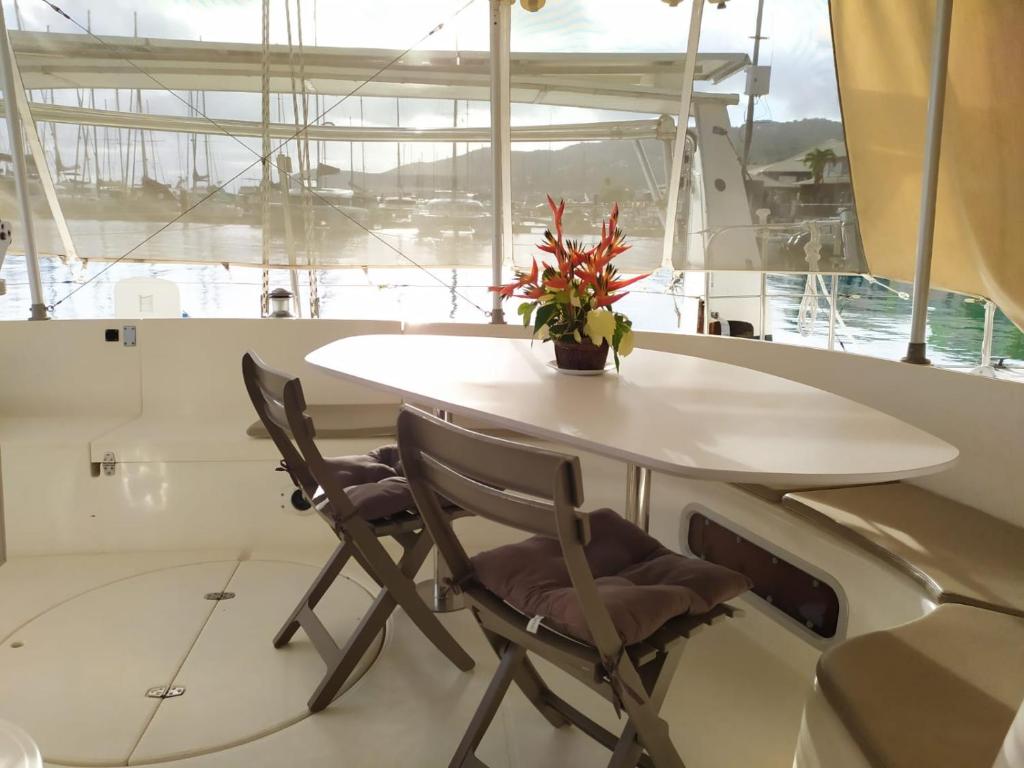 Bazén v ubytování Imagine972 Martinique Bateau Hotel à Quai le Marin 3 Cabines 3 Salles de bains 6 pers maxi nebo v jeho okolí