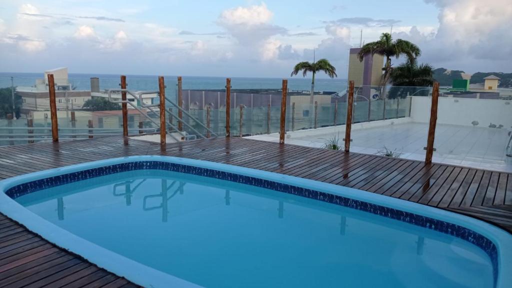 una piscina en la azotea de un edificio en Apartamento na Praia de Ponta Negra, en Natal