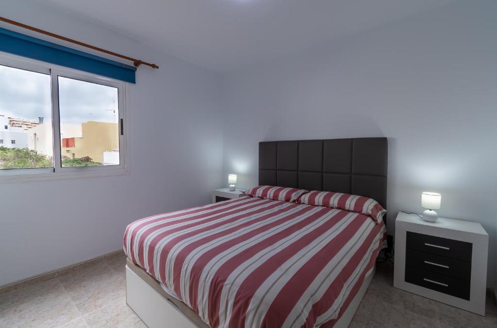 a bedroom with a large bed and a window at Apartamento Casa Nati in Morro del Jable