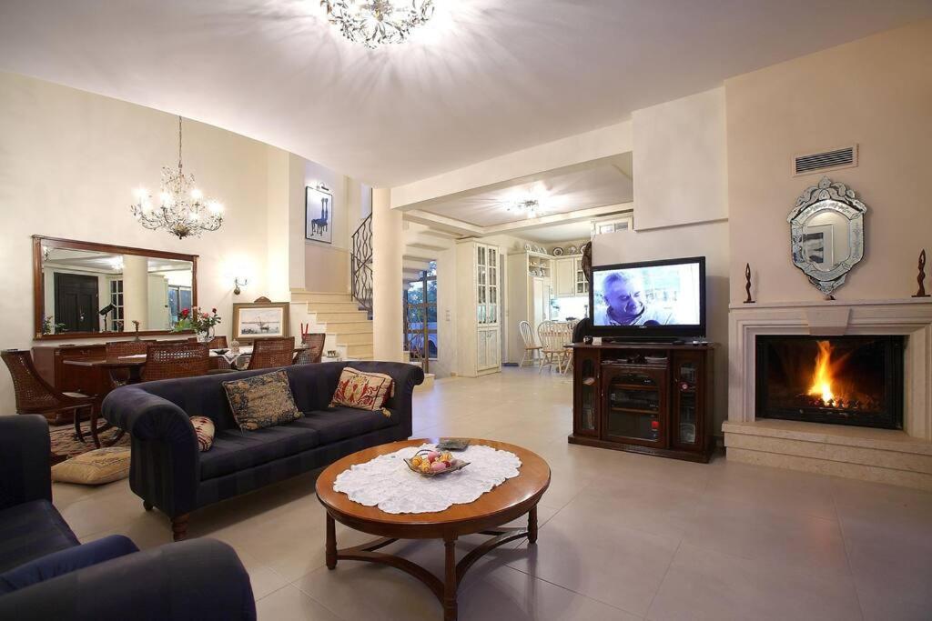 A television and/or entertainment centre at Villa Αρμονία στη φύση