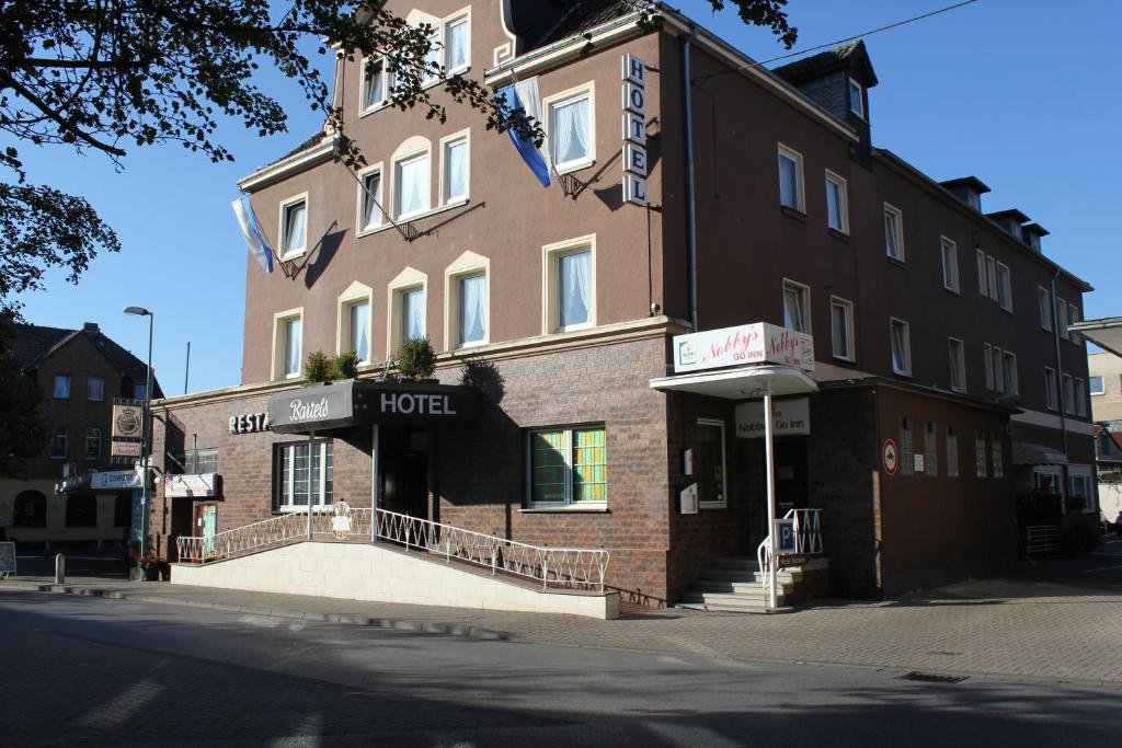 un hôtel au coin d'une rue dans l'établissement Bartels Stadt-Hotel, à Werl