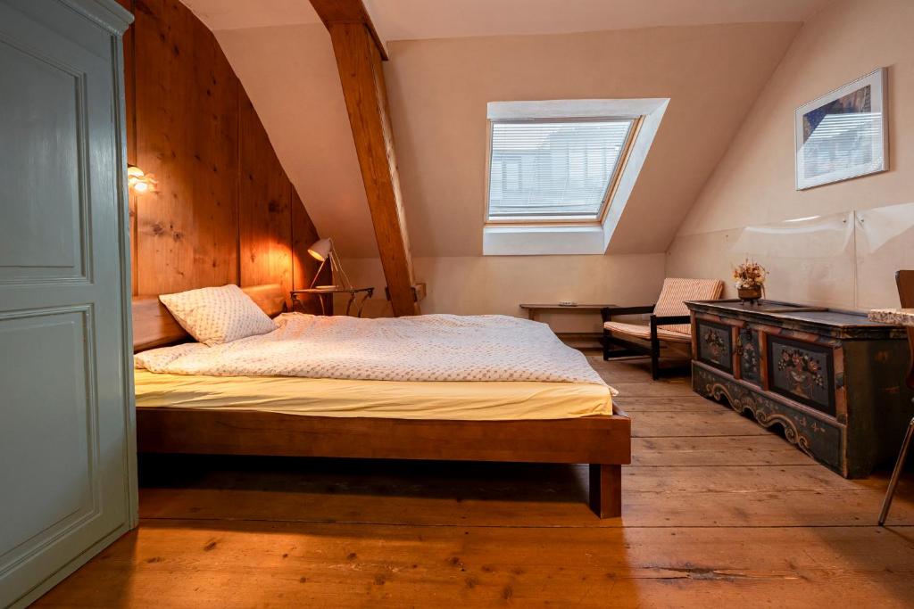 una camera da letto con un letto e una finestra di Gästezimmer Plänke a Biel