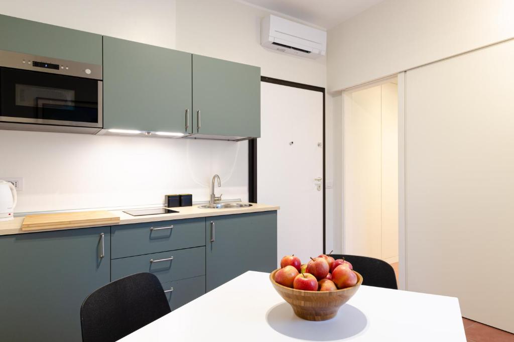 A kitchen or kitchenette at VELASQUEZ APARTMENTS - B - San Siro