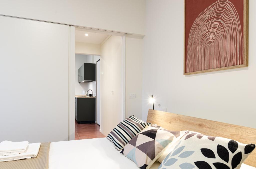 A bed or beds in a room at VELASQUEZ APARTMENTS - B - San Siro
