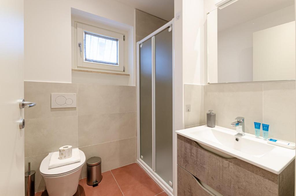 A bathroom at VELASQUEZ APARTMENTS - B - San Siro