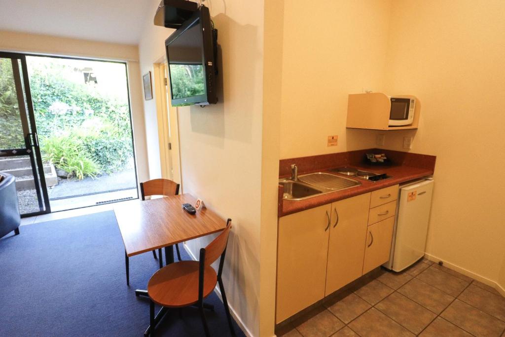 Sundowner Motel - Deluxe Üç Kişilik Oda