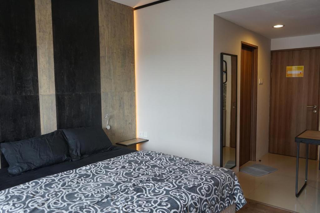 - une chambre avec un grand lit dans l'établissement Student park apartment, à Seturan