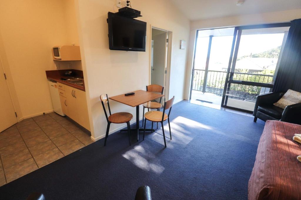 Sundowner Motel - Deluxe Üç Kişilik Oda