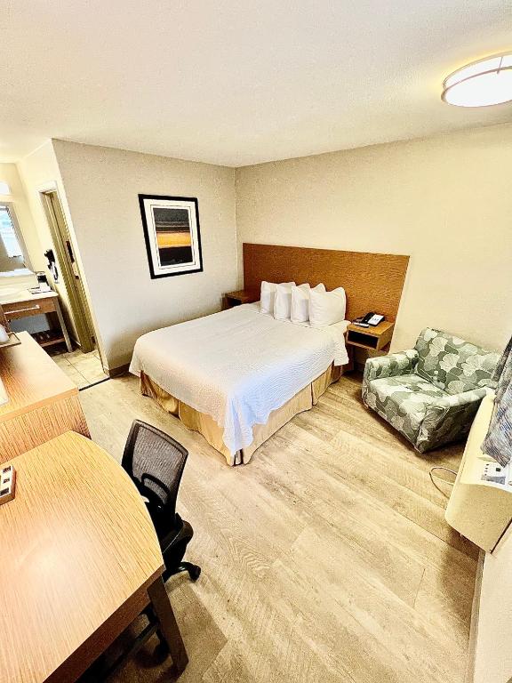 Days Inn & Suites by Wyndham Arlington Near Six Flags - 