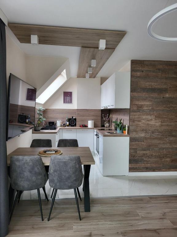 Una cocina y un comedor con mesa y sillas. en AMAYA, en Varna