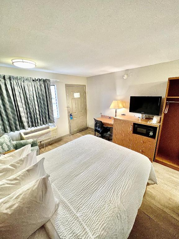 Days Inn & Suites by Wyndham Arlington Near Six Flags - Queen Room - Niet -roken