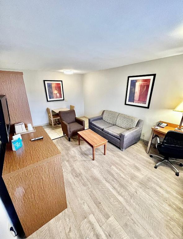 Days Inn & Suites by Wyndham Arlington Near Six Flags - Suite Met Twee Full -size Bedden - Niet Roken