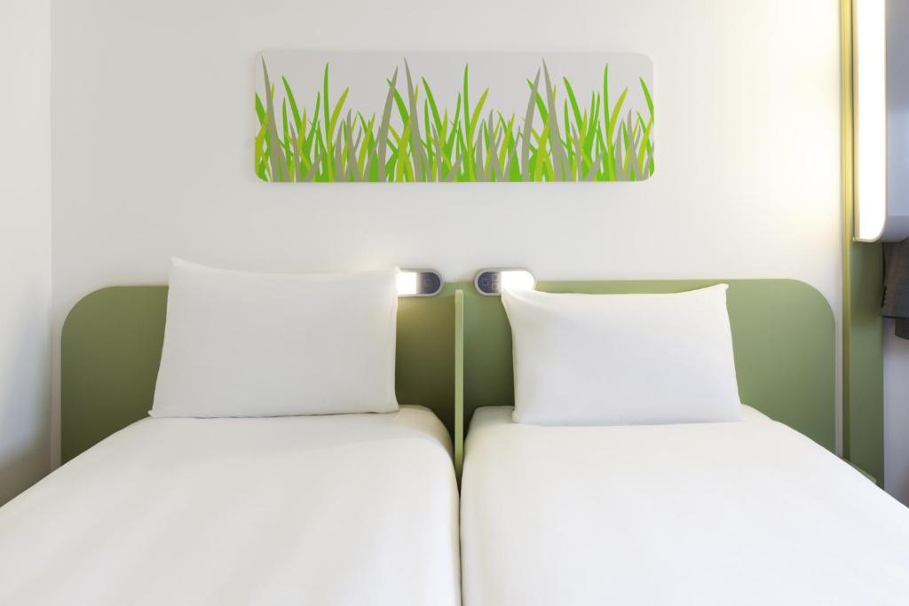 Cama ou camas em um quarto em ibis budget Antwerpen Centraal Station