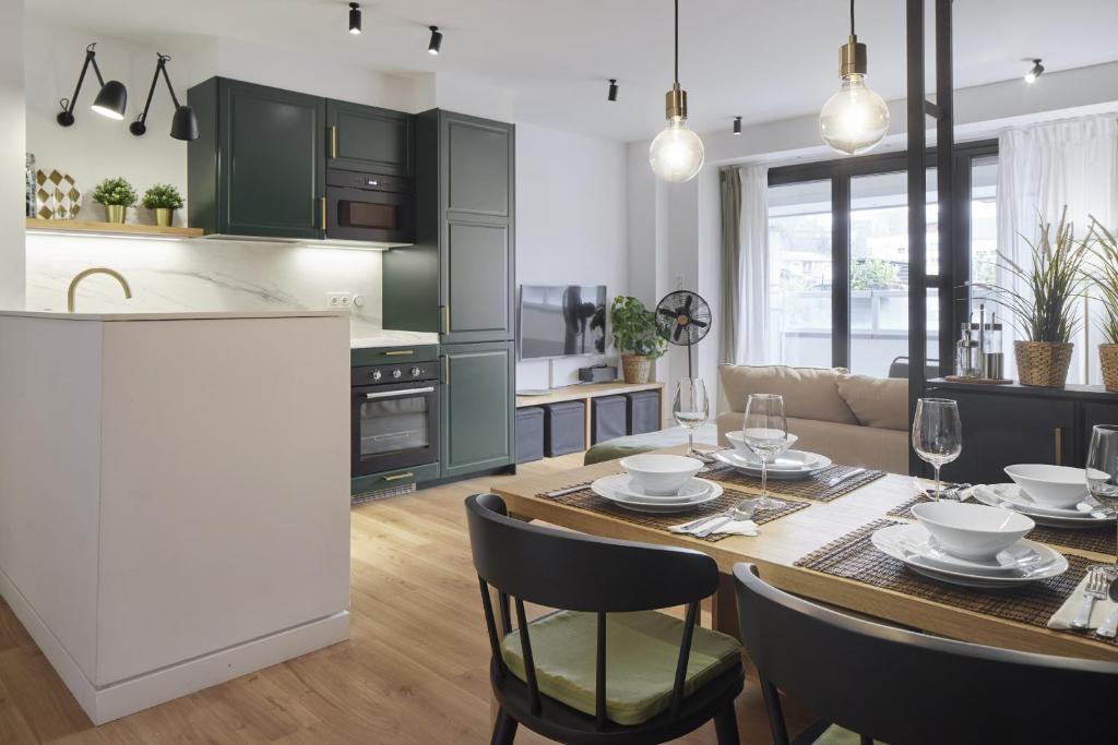 eine Küche und ein Esszimmer mit Tisch und Stühlen in der Unterkunft Enjoy - Basque Stay in Añorga-Lugariz