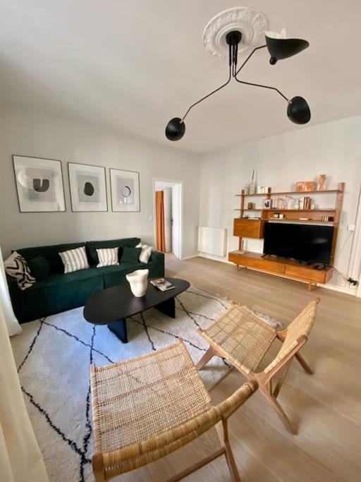 un salon avec un canapé, une table et des chaises dans l'établissement Centre ville Dijon gare / Darcy, à Dijon