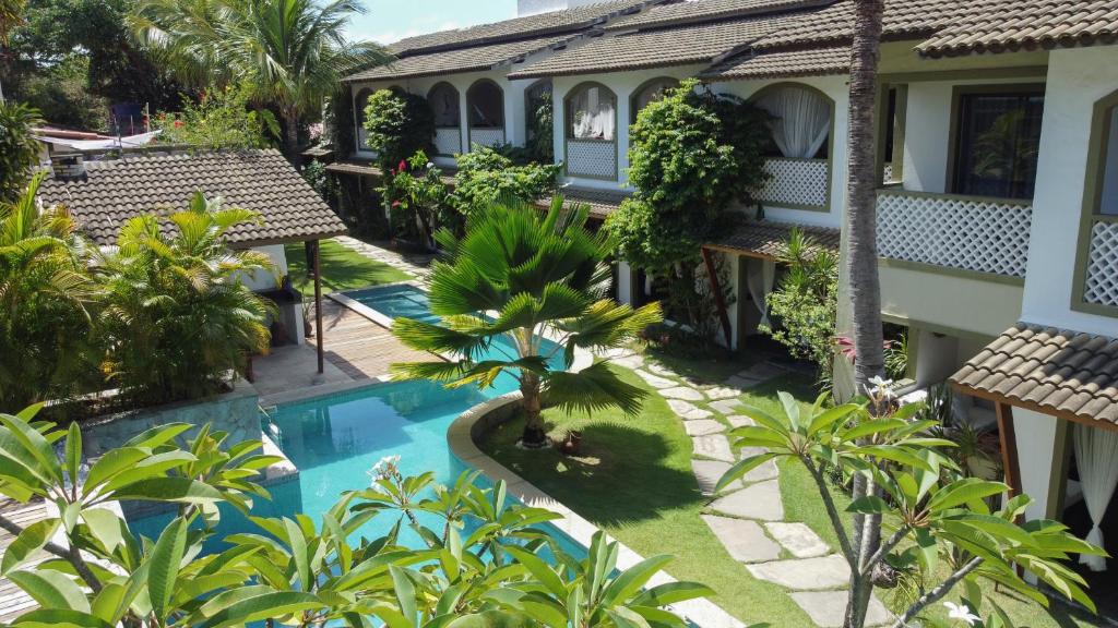 an aerial view of a house with a swimming pool at Flor da Mata in Pipa