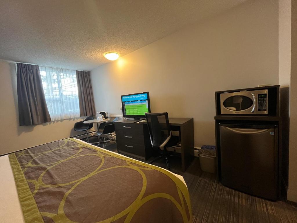 TV a/nebo společenská místnost v ubytování Super 8 by Wyndham Macleod Trail Calgary