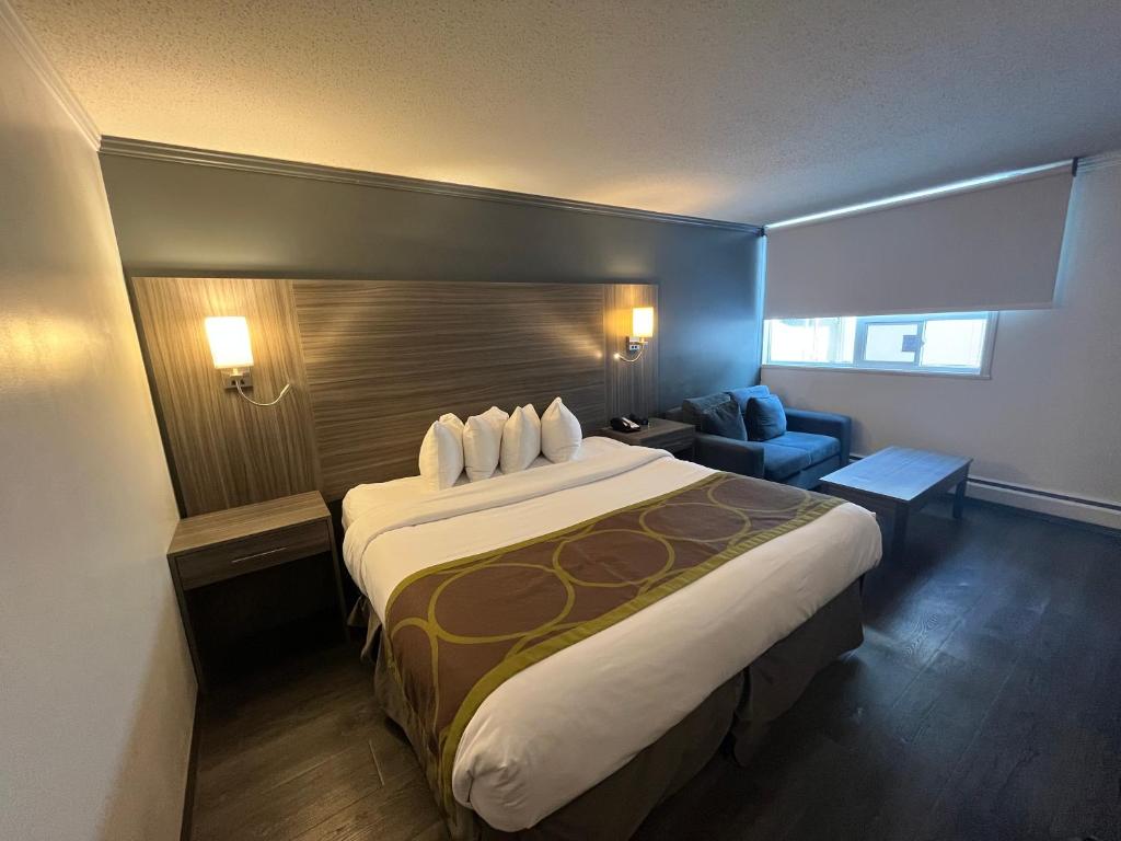 Postel nebo postele na pokoji v ubytování Super 8 by Wyndham Macleod Trail Calgary