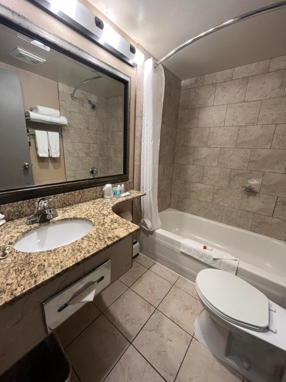 Super 8 by Wyndham Macleod Trail Calgary - Resim 41