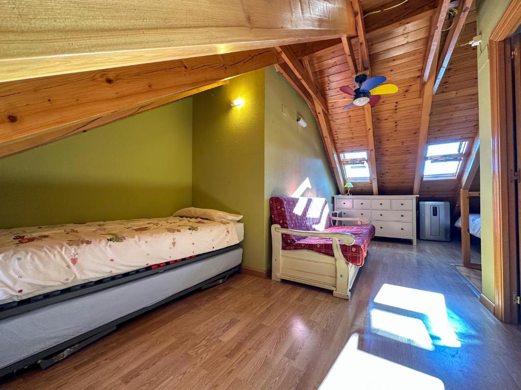 Postel nebo postele na pokoji v ubytování Acogedor ÁTICO DÚPLEX en el centro en Biescas/4pax