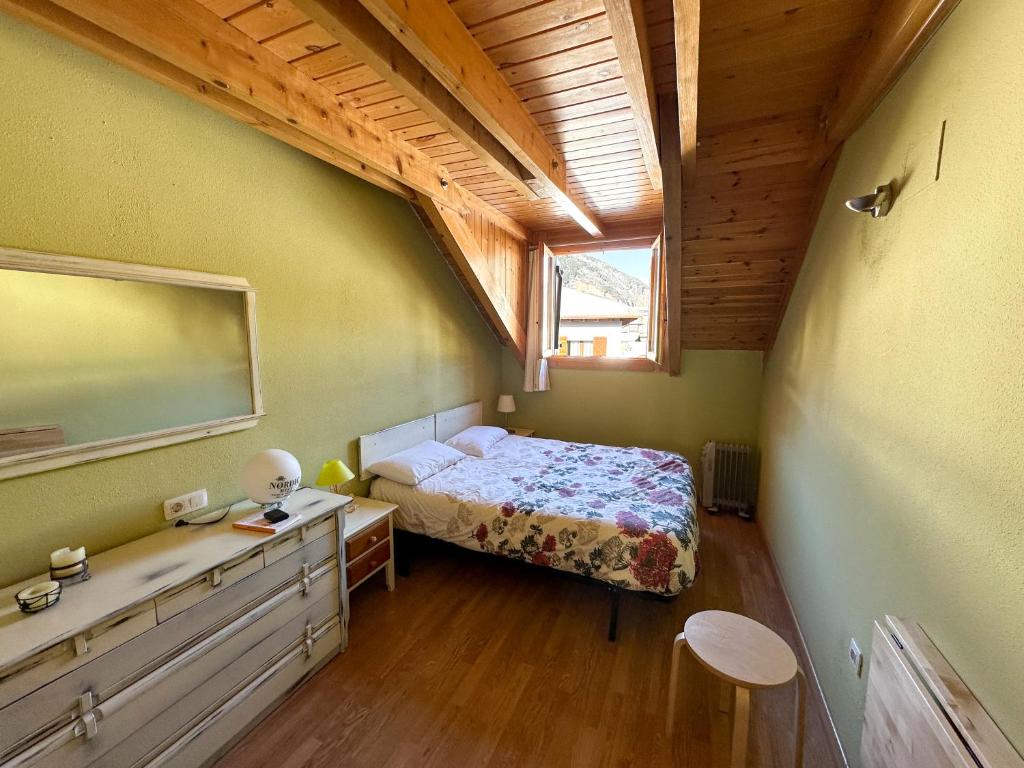 Postel nebo postele na pokoji v ubytování Acogedor ÁTICO DÚPLEX en el centro en Biescas/4pax