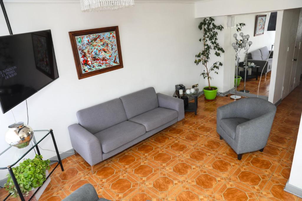 sala de estar con sofá y silla en San Martin, en Viña del Mar