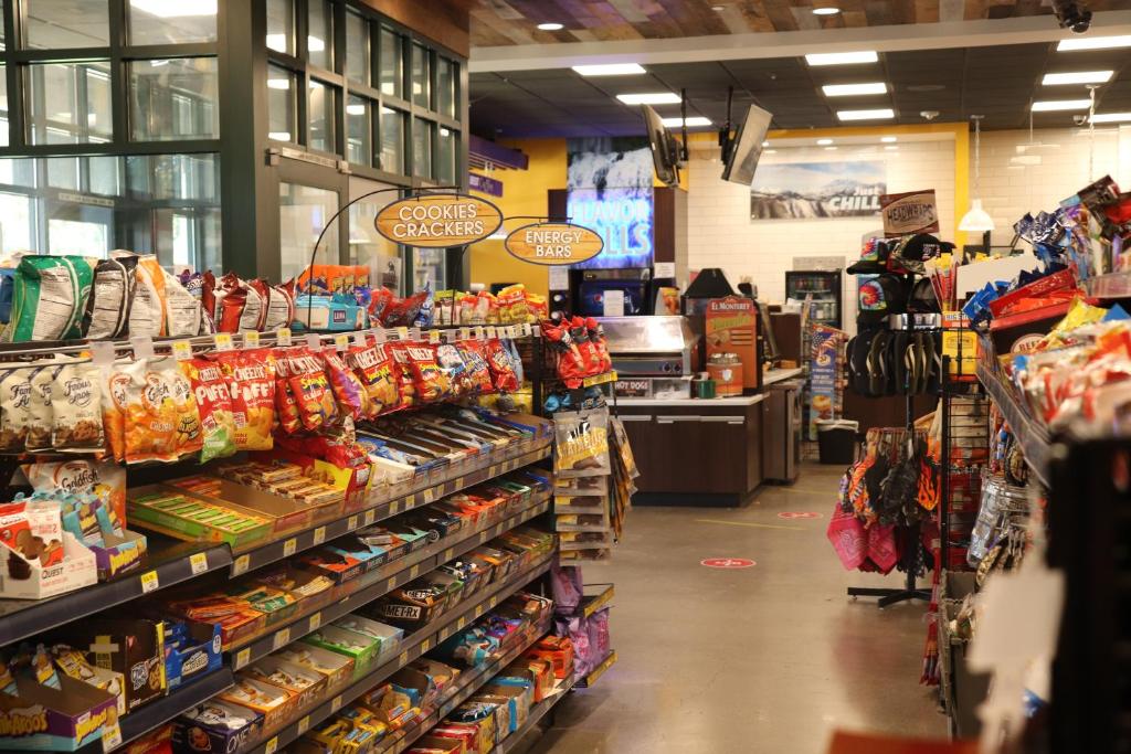 Supermarket nebo jiné obchody v  hotelu nebo okolí