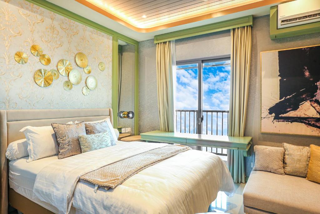 Llit o llits en una habitació de Apartment Embarcadero Bintaro Suites by Novie Mckenzie
