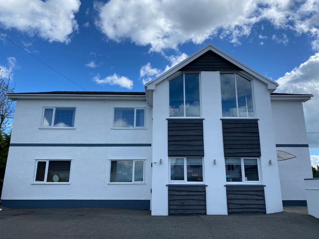 una casa blanca con muchas ventanas en Gwynfryn Guest House, en Pembrokeshire