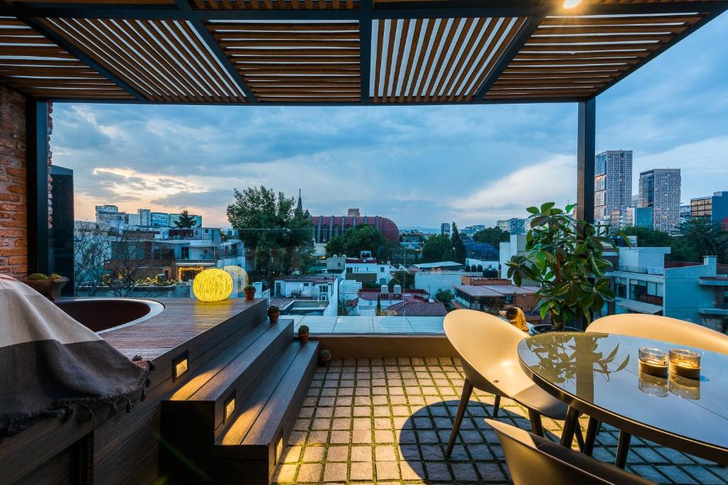 balcón con mesa y vistas a la ciudad en Chic Pent House Polanco en Ciudad de México