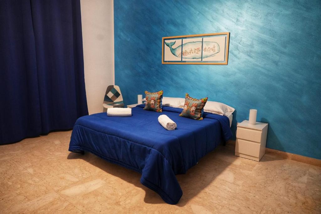 1 dormitorio azul con 1 cama con paredes azules en La Casa del Moro - Al Politeama en Palermo