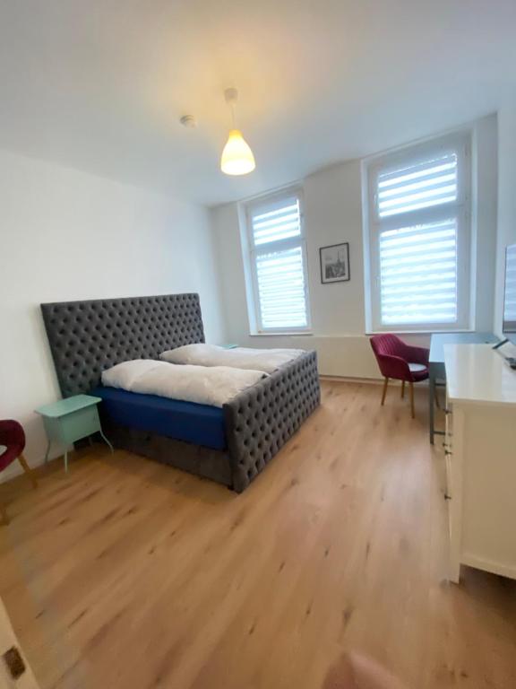 - une chambre avec un lit au milieu d'une pièce dans l'établissement 2Zimmer Apartment mit Stellplatz, à Krefeld