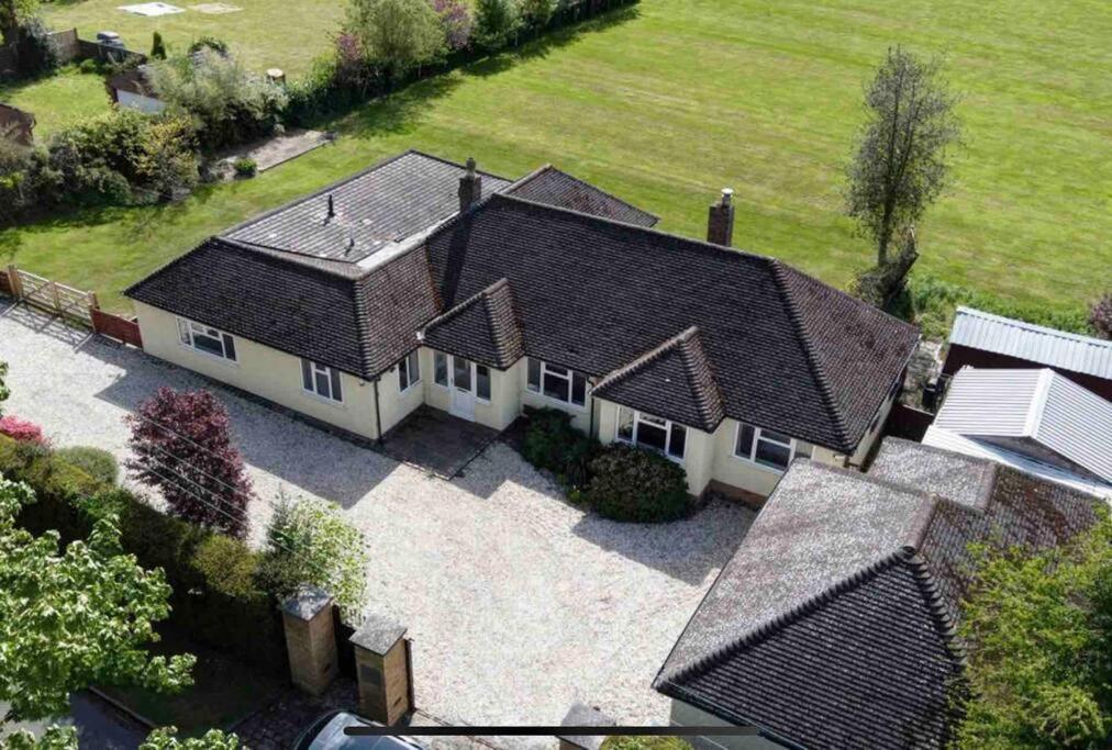 A bird's-eye view of Fabulous Spacious Bungalow in Solihull close to Bham Airport NEC & Bham City Centre