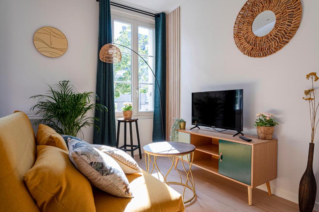 TV a/nebo společenská místnost v ubytování Les Maisons Acajou - Châtellerault