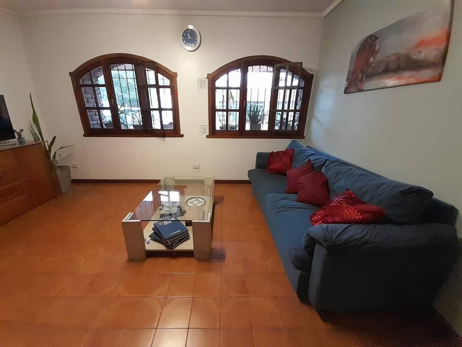 奧利佛斯的住宿－Departamento en Olivos，客厅配有蓝色的沙发和桌子
