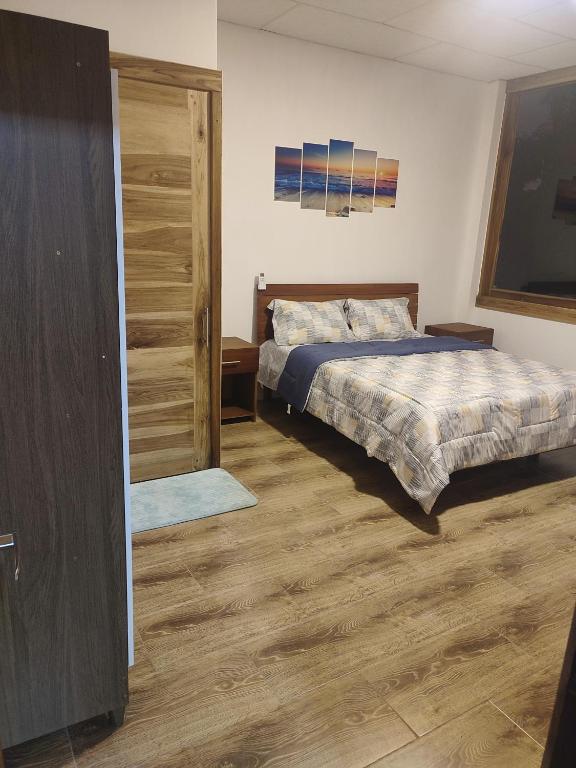 Postel nebo postele na pokoji v ubytování ROOM COLIBRÍ - La Casa de Eros
