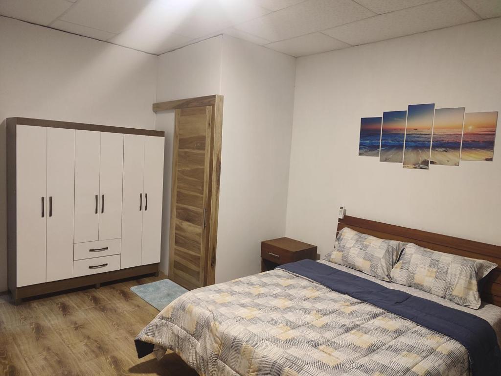 Postel nebo postele na pokoji v ubytování ROOM COLIBRÍ - La Casa de Eros